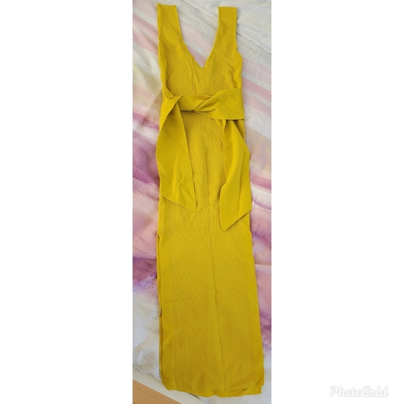 I'm selling this beautiful dress, never wore from Forever21 size XS Dark yellow - Picture 1 of 5
